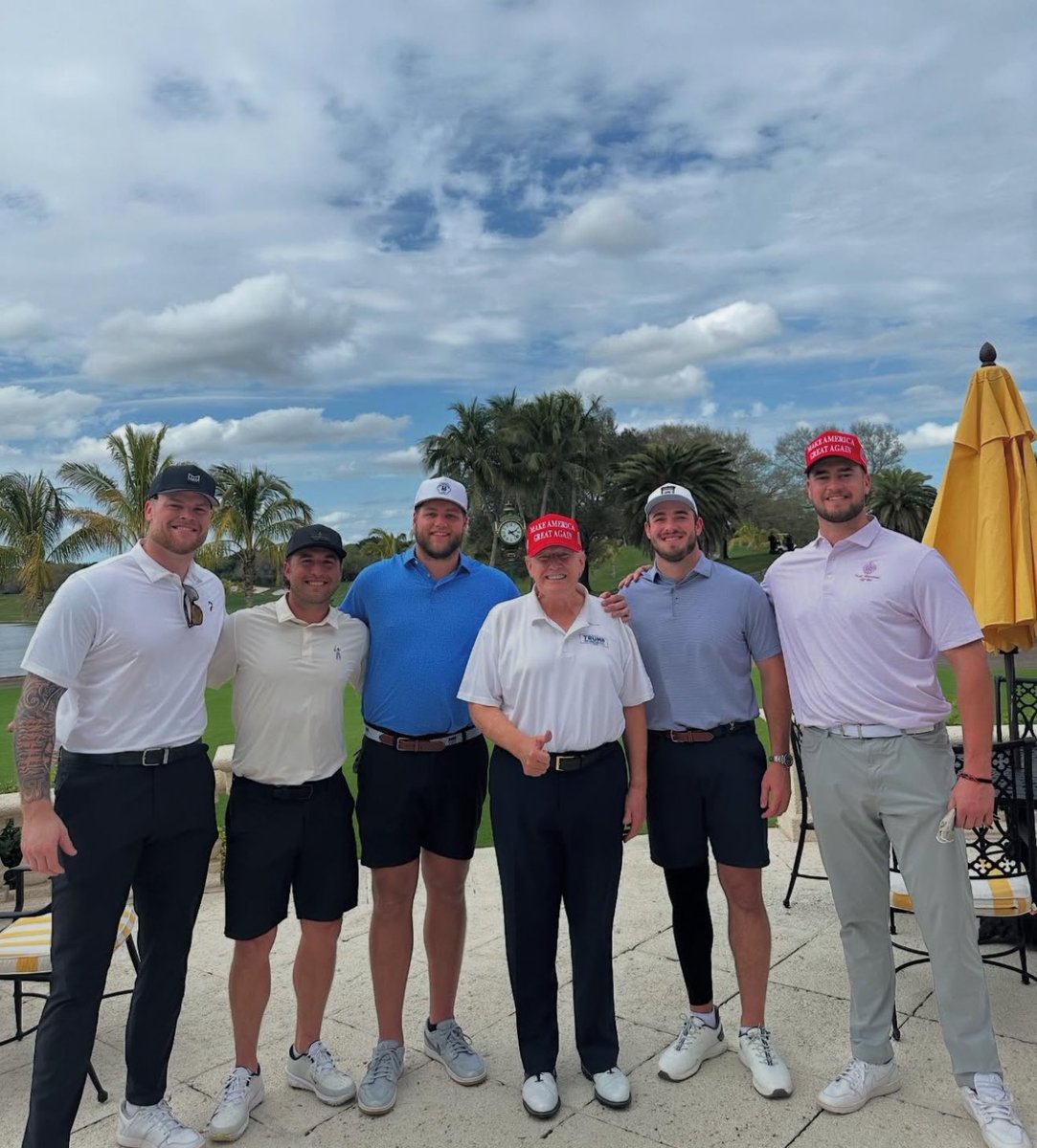 MLFootball's tweet image. 🚨NEWS: A large group of Buffalo #Bills players went golfing with President Donald Trump at his golf course today.

Mitch Trubisky, Spencer Brown, Dalton Kincaid, Sam Martin, Ryan Van Demark, and Tommy Doyle took a picture together with the President.

👀