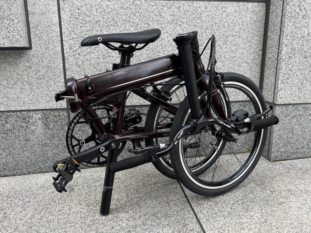 #DAHON 20インチ最軽量の9.9㎏『Deftar』が
メーカー定価から15%の¥101,915(税込)‼️

フロントホイールに軽量のDAHON PROホイール採用
輪行の利便性を考え脱着ができる
#三ヶ島ペダル の『Promenade Ezy』採用など
輪行のしやすい軽量モデルとなっています😀