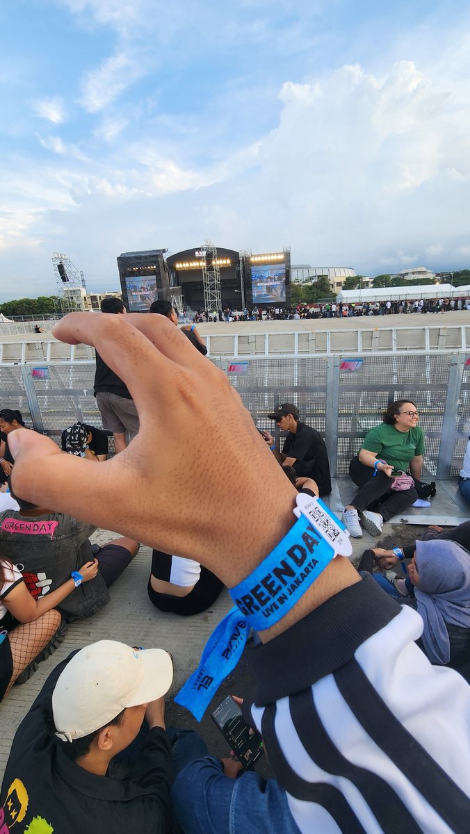 100220zee's tweet photo. Penantian.
Ada yang nunggu 29 tahun lama nya sejak terakhir ke indo tahun 1996.
Mungkin saya ga selama itu. Tapi dengerin greenday sejak bangku SD. Kena bgt nya di lagu "Boulevard of Broken Dreams". terdengar klise, tapi lagu itu+video clip nya punya memori melekat se masa smp https://t.co/GKUZY6zSMR