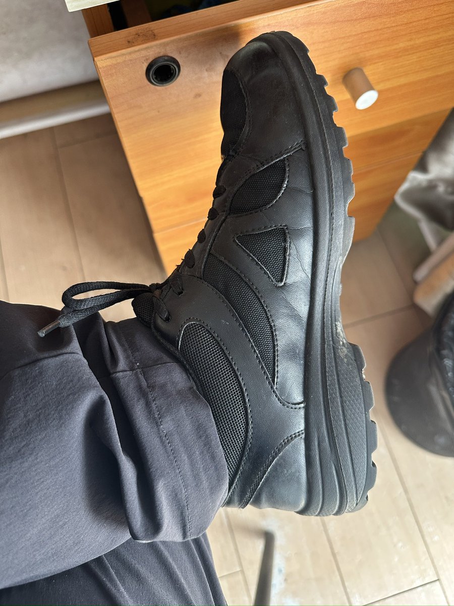 春天到了，鞋子也脏了，有鞋刷吗？yw可出，平时训练穿的，一次没洗过