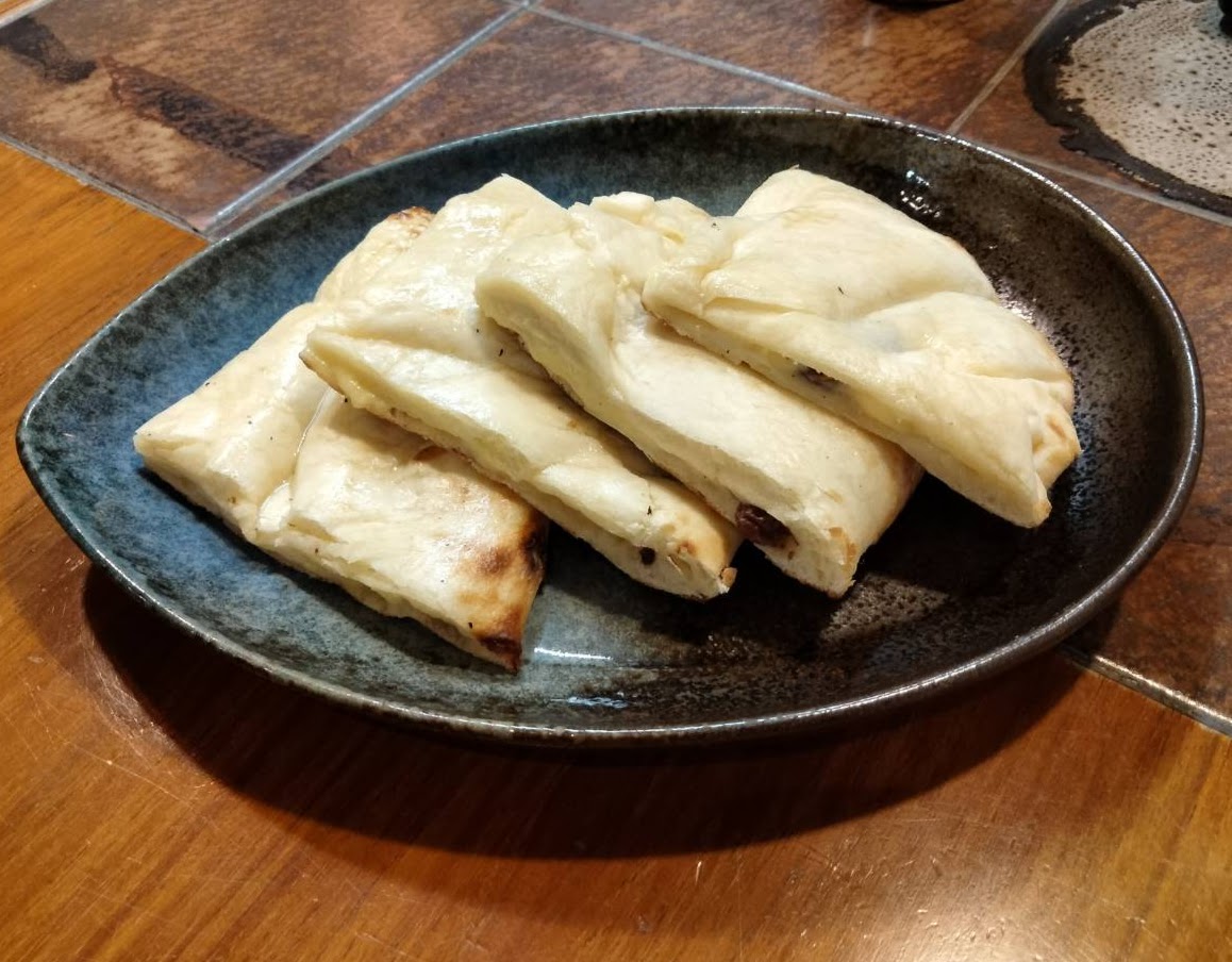 カスタードナン！
バニラの香りする高級カスタードを包んだナン
ラムレーズンカスタードナン！
贅沢にククリラムを使って漬け込んだ自家製ラムレーズンをカスタードと合わせて包み込んだ大人な上品雰囲気漂うナン
食後のデザートにぴったり！
お持ち帰りも出来ますよ

indo-neparu-jun.jp/blog/detail/20…