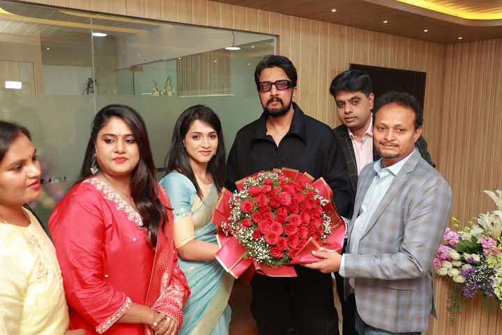 BKKSSS1's tweet photo. ಮಲ್ಲೇಶ್ವರಂನಲ್ಲಿರೋ @guaranteenews ಕಚೇರಿಯ 3ನೇ ಮಹಡಿಯ ಉದ್ಘಾಟನಾ ಸಮಾರಂಭಕ್ಕೆ ಸಾಕ್ಷಿಯಾದ ಅಭಿನಯ ಚಕ್ರವರ್ತಿ ಬಾದ್ ಷಾ @KicchaSudeep  Boss 👑 

#KicchaSudeep #GuaranteeNewsChannel #GuaranteeNewsOffice #InauguralFunction https://t.co/rolXpufP3f
