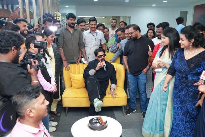 BKKSSS1's tweet photo. ಮಲ್ಲೇಶ್ವರಂನಲ್ಲಿರೋ @guaranteenews ಕಚೇರಿಯ 3ನೇ ಮಹಡಿಯ ಉದ್ಘಾಟನಾ ಸಮಾರಂಭಕ್ಕೆ ಸಾಕ್ಷಿಯಾದ ಅಭಿನಯ ಚಕ್ರವರ್ತಿ ಬಾದ್ ಷಾ @KicchaSudeep  Boss 👑 

#KicchaSudeep #GuaranteeNewsChannel #GuaranteeNewsOffice #InauguralFunction https://t.co/rolXpufP3f
