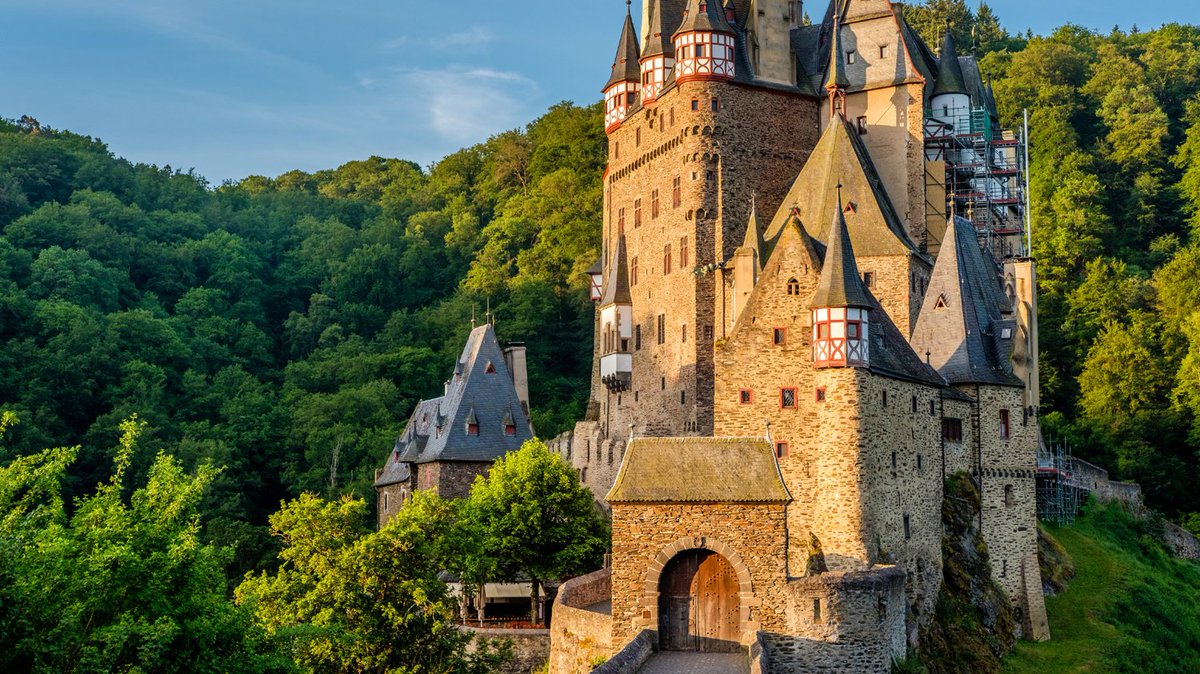 DestiExplorers's tweet photo. 🏰 Eltz Castle, Germany – A Medieval Dream! 🇩🇪
This 12th-century fortress looks straight out of a storybook! 
🎥 Watch more breathtaking destinations on our YouTube &amp; blog:
👉 https://t.co/3jXGnWiunt
#EltzCastle #GermanyTravel #FairytaleDestinations #DestiExplorers #HiddenGem https://t.co/UgzmdNaVsq
