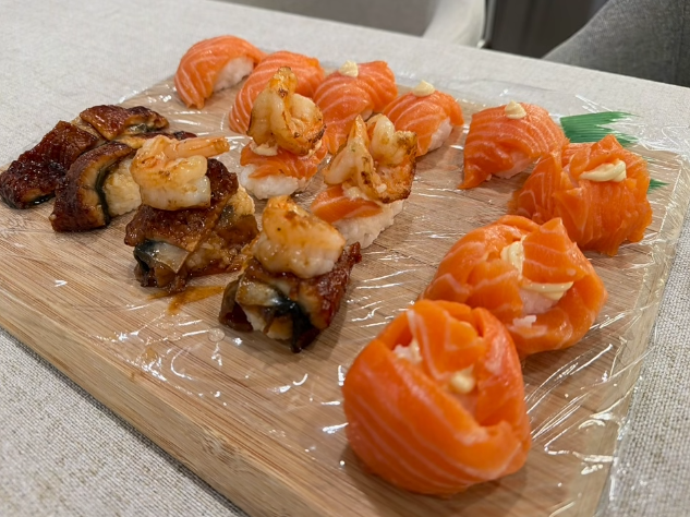 GreenStyfler's tweet photo. Today, I made nigiri sushi. I prepared the rice, mixed in some sushi vinegar, and got creative with combinations of salmon, eel, shrimp, and Japanese mayonnaise.#NigiriSushi
#SushiLovers
#HomemadeSushi
#JapaneseCuisine
#FoodieCreation
#SushiTime
#FreshSushi
#SushiArt https://t.co/4vdVYhEZbf