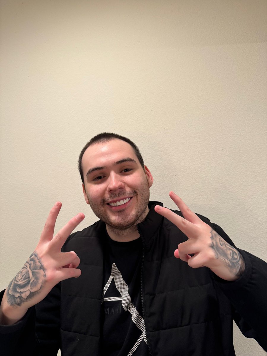 keznitdeuS tweet media