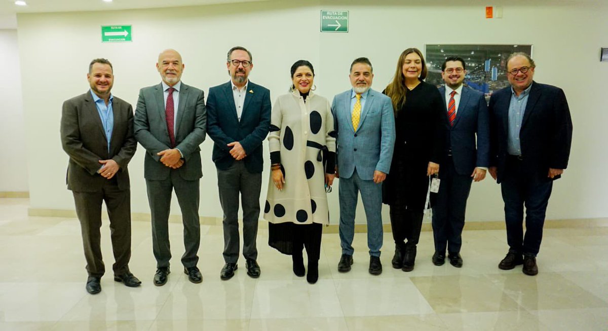alefrausto's tweet photo. Tuve un muy amigable y productivo encuentro con la Asociación de Turismo de Reuniones @atrmexicoficial donde dialogamos y compartimos propuestas que seguirán fortaleciendo a la Ciudad de México como una sede entre las mejores del mundo para este sector.

Gracias Javier Gámez, @Wolberg007, @COMIR_, @EricAlvarezDMS, @Robertoibarraz, Fabián Delgado, @begohm por brindar a @turismocdmx y al @fmpt_cdmx  este espacio para el intercambio de ideas.

Y en un marco extraordinario:  el Centro Citibanamex, gracias Toni Gámez.