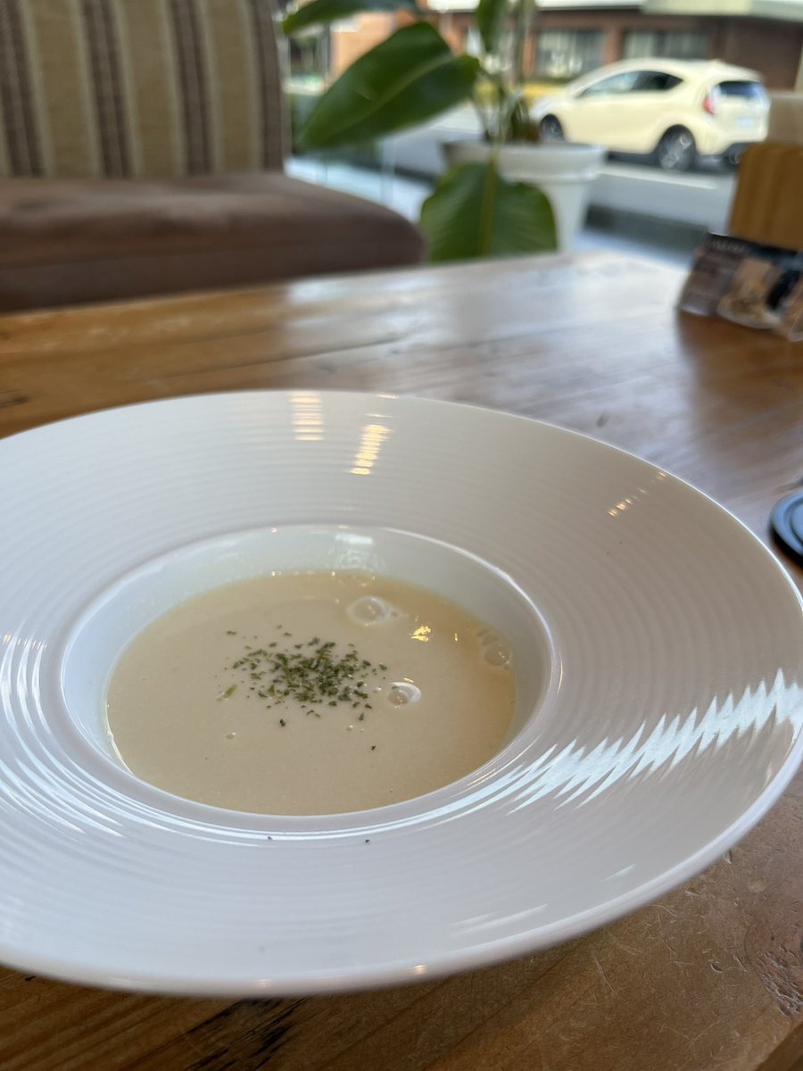 Lilyoriental8's tweet photo. 仕事の合間に初めてのお店でランチ🍽️
「パスタランチ」を注文したところ食べてみたらどう考えても「糸こんにゃく」なんですよね…皆さんならお店の人に聞いてみますか?😅いや、めちゃめちゃ美味しかったんですけどね…#糸こんにゃく #FLATCAFE https://t.co/c14E5jYNXd