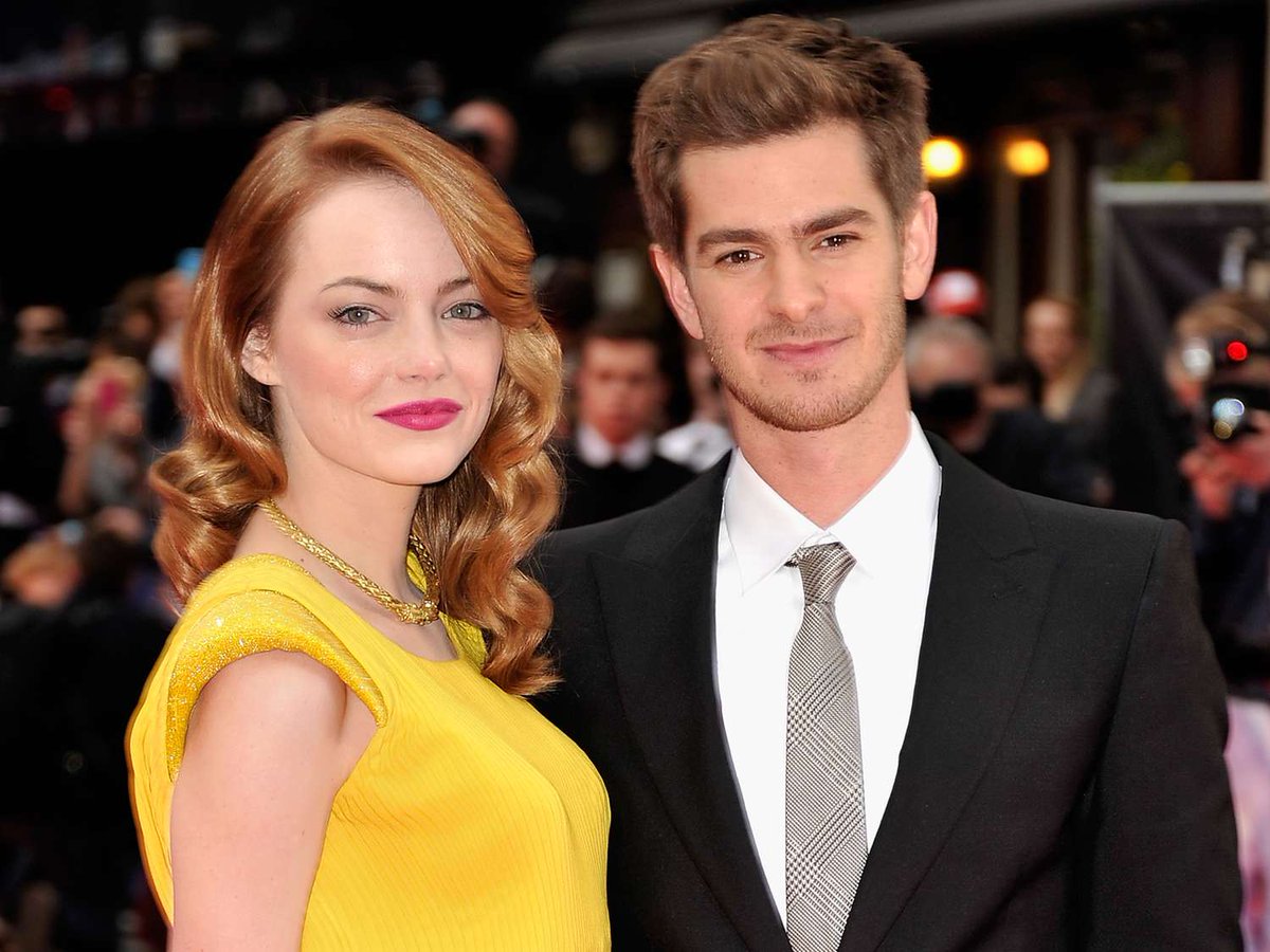 Rsulta que la razón por la que Andrew Garfield y Emma Stone rompieron fue porque él quería casarse y tener hijos, pero ella no. Fast forward unos años y... plot twist Emma está casada y con hijos, mientras que Andrew sigue solo, probablemente preguntándose en qué línea del