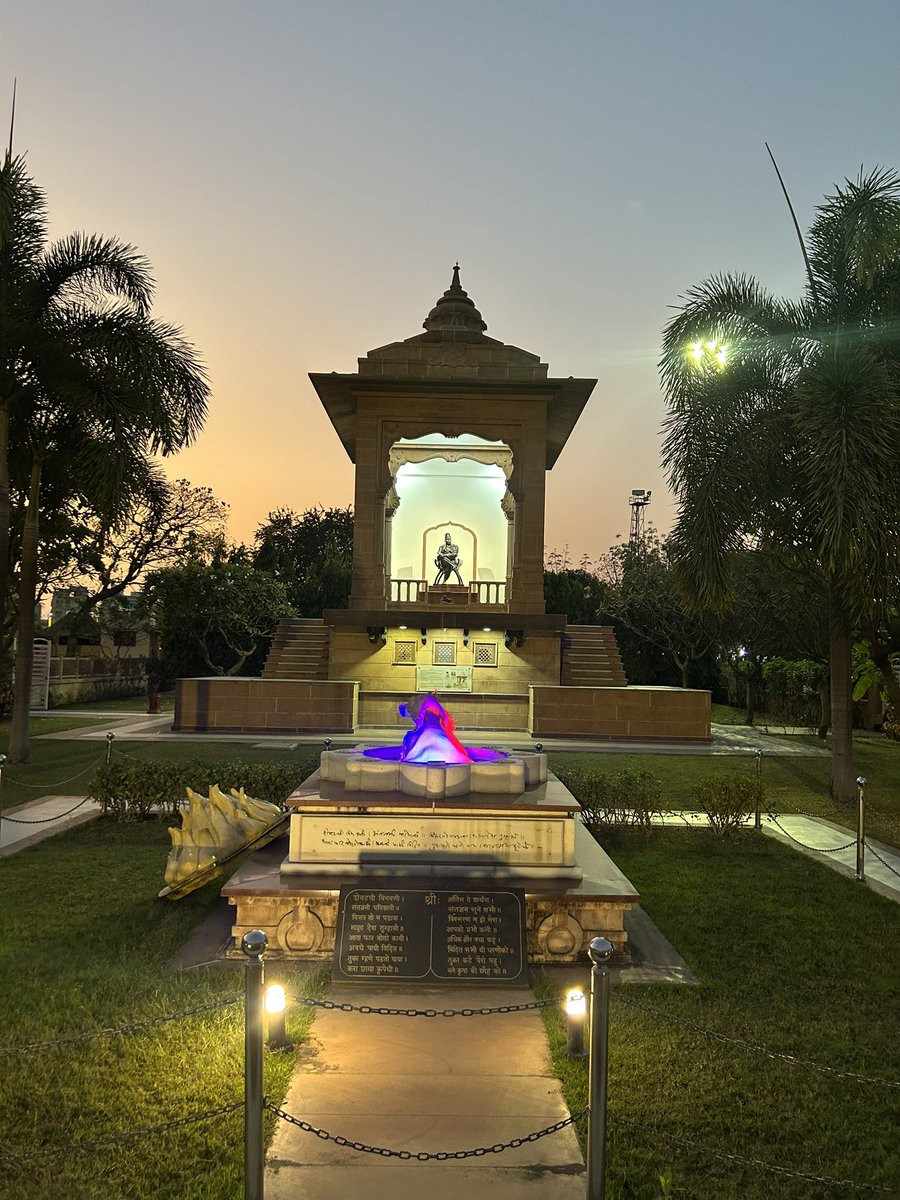 HBoradey's tweet photo. 🚩“स्वयमेव मृगेंद्रात” 🚩
सर्व स्वयंसेवकांचे प्रेरणा स्रोत व आद्य गुरु प. पू. डॉ हेडगेवार स्मृती मंदिराला भेट देऊन अद्भुत ऊर्जे अनुभवण्यास मिळाली. राष्ट्र परमवैभवास नेहण्यासाठी स्वयंस्फूर्तीने काम करण्याचा संकल्प अधिक दृढ झाला. 
@RSSorg https://t.co/LXFcODXLT1