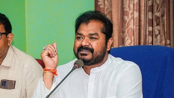greatandhranews's tweet photo. నేడు ఛలో తుని పిలుపునిచ్చిన మాజీ మంత్రి దాడిశెట్టి రాజా.
మున్సిపల్ వైస్ చైర్మన్ పదవి విషయంలో టీడీపీ తీరును నిరసిస్తూ ఆందోళనకు పిలుపు.
వైసీపీ నేత జక్కంపూడి గణేష్ను అడ్డుకున్న పోలీసులు.
మాజీ ఎమ్మెల్యే జక్కంపూడి రాజా హౌస్ అరెస్ట్ చేసిన పోలీసులు.
#YSRCP #Thuni https://t.co/CsXfR1ArcK