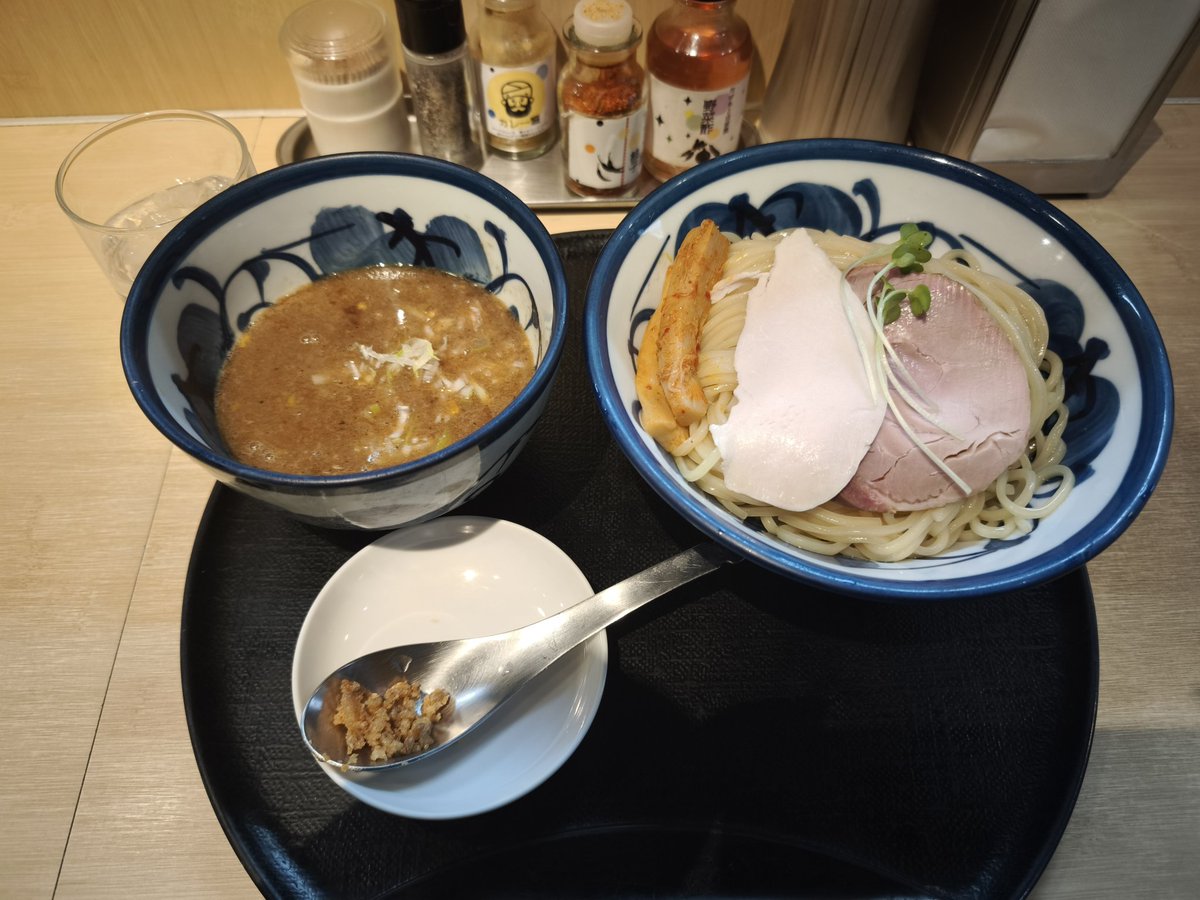 junyahectic's tweet photo. パスポート受け取りの前に、つけ麺でウォームアップ中😎 https://t.co/JxFPOYyR4k