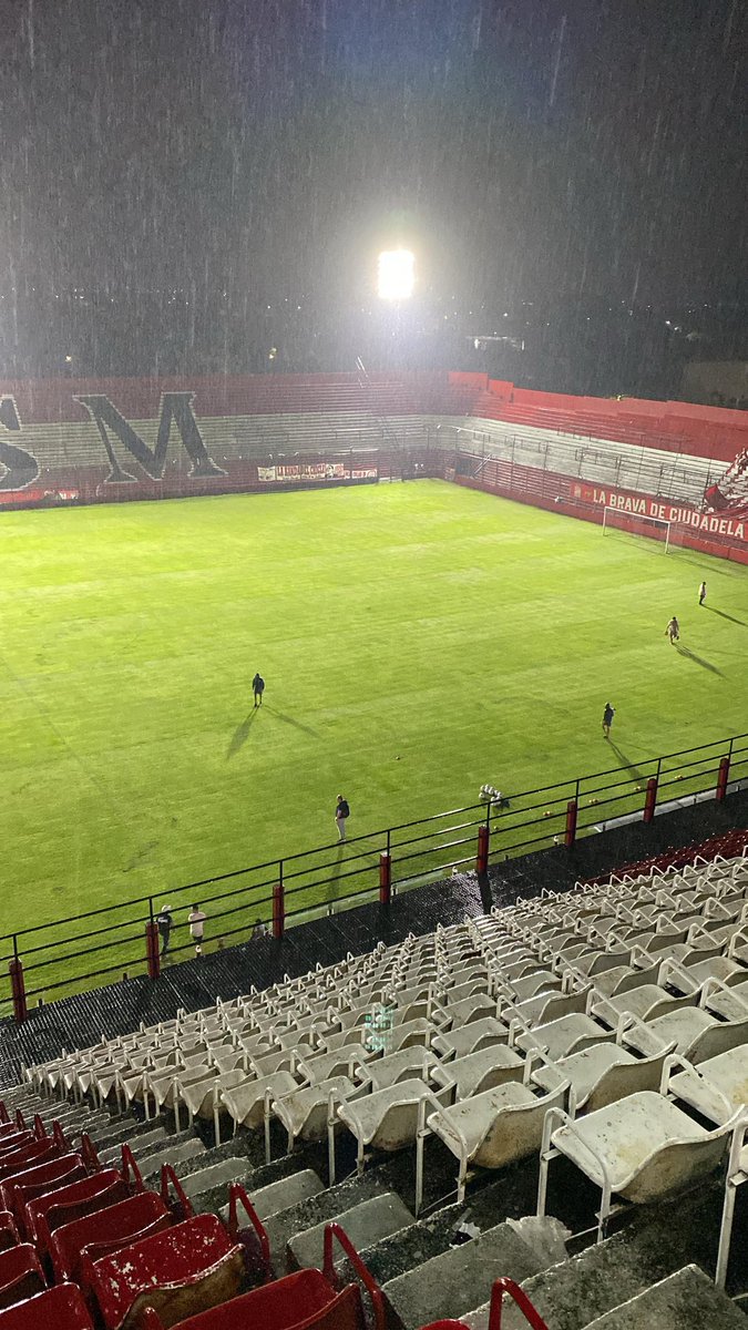 siemprecasm's tweet photo. desde las 19 que la lluvia no paró ni un segundo y la cancha está impecable como una mesa de billar, MASTERCLASS de la mejor cancha (y campo) de la categoria 😉🇦🇹 https://t.co/Qr3v8behb1
