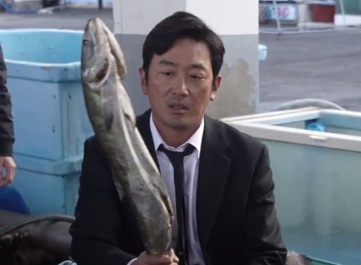 sazankahan's tweet photo. ＿人人人人人人人人人＿
＞　武器が冷凍タラ　＜
￣Y^Y^Y^Y^Y^Y^Y^Y￣ https://t.co/QMi3C93AWF