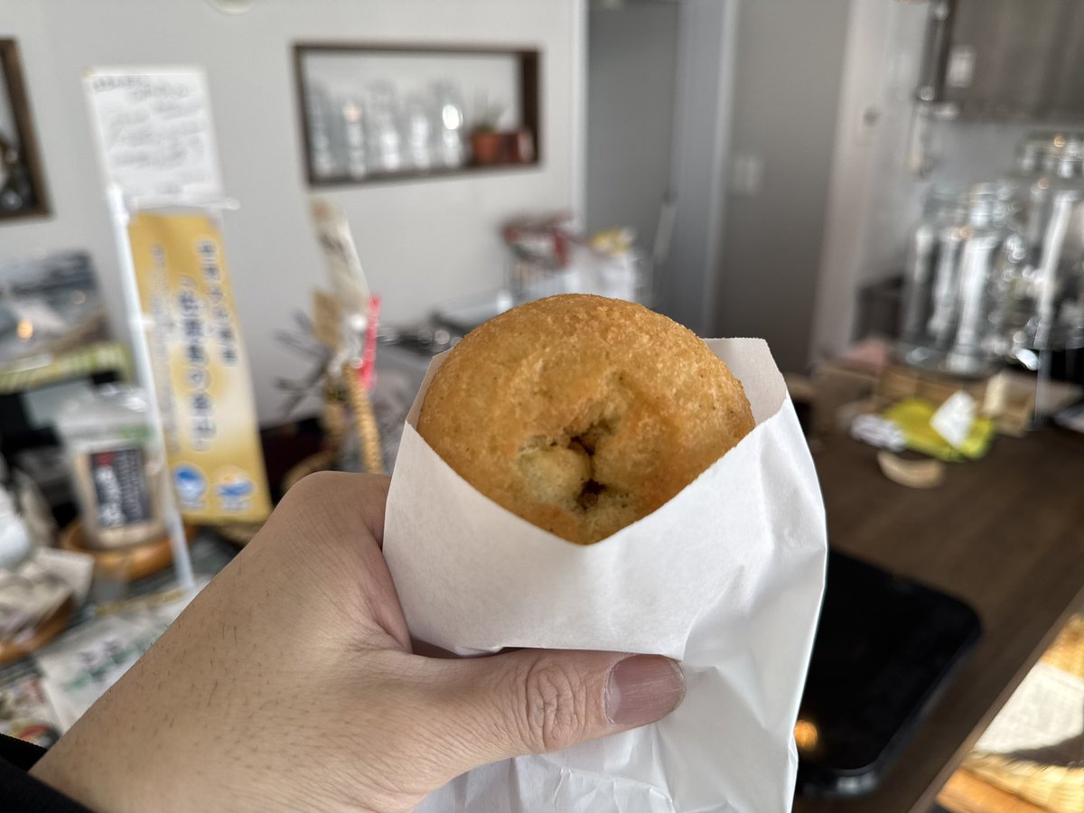 hyouhon's tweet photo. 佐渡島南部、前浜に2022年オープンした「はまのかふぇCoMaDo」。わかめを生地に練り込んだ丸っこいドーナツが特徴で、ワカメ効果なのかは謎だけどフカフカして美味しい。佐渡島になぜかドーナツ屋が多い理由は長くなるので割愛。
 https://t.co/fNJqm2FoQ5 https://t.co/59EEXyv7ZM