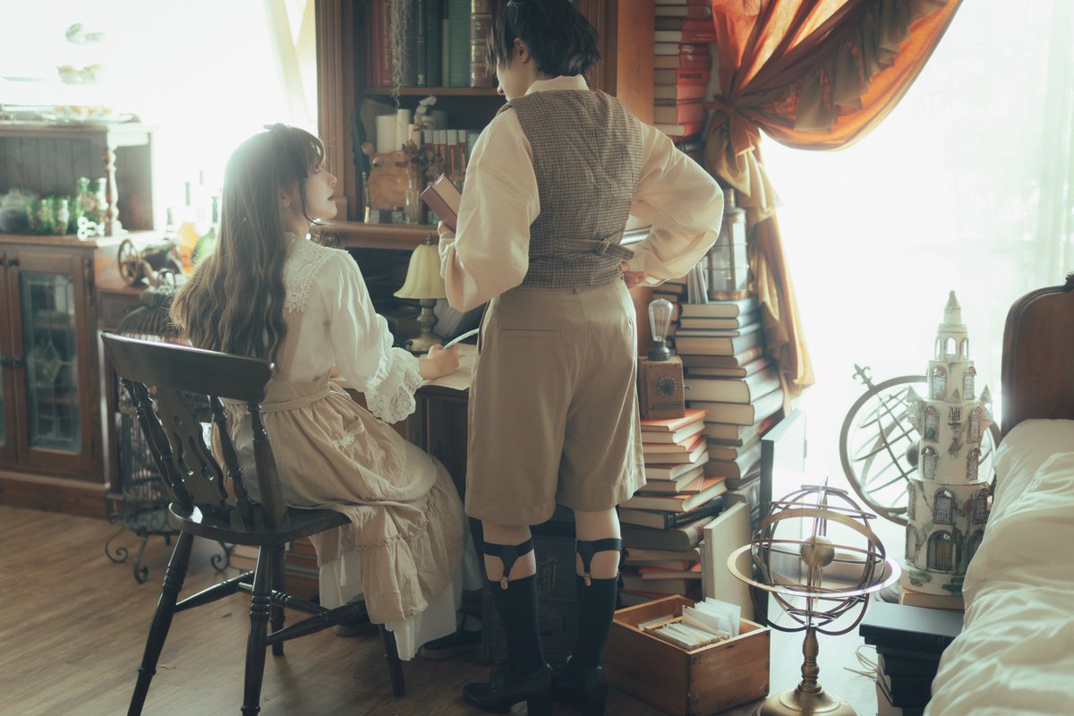 スタジオの紹介
背が高いピューローデスクは横からの画角も正面からの画角も絵になります