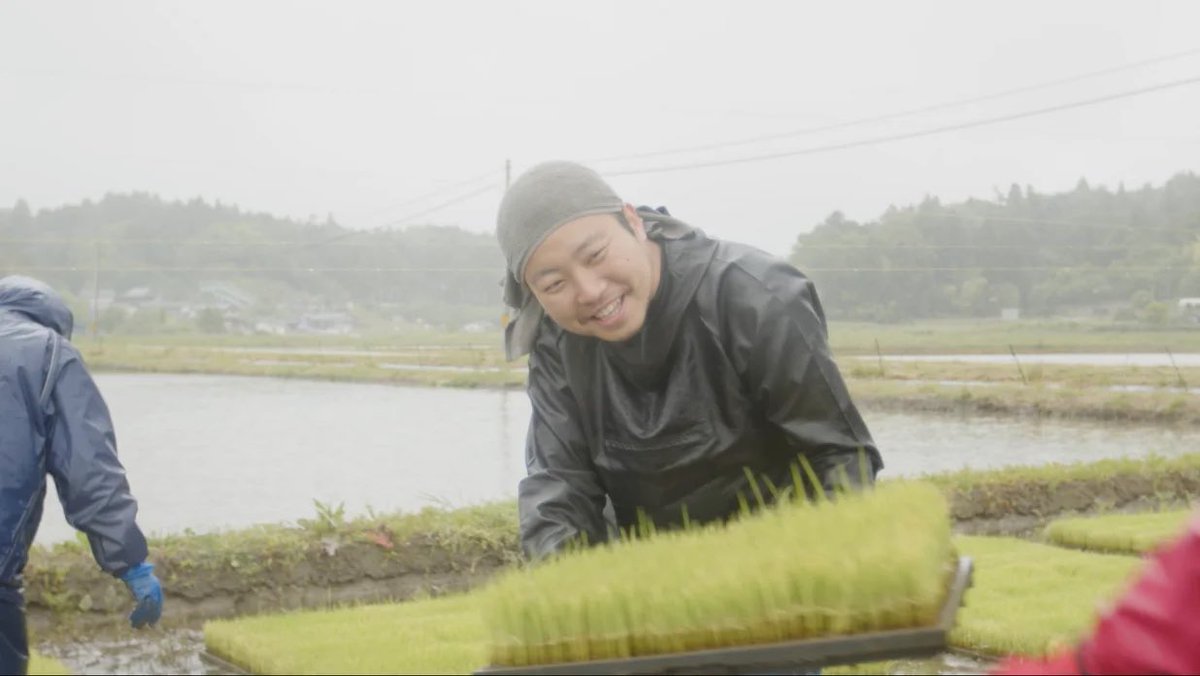 haccoba's tweet photo. 【📢残り30時間！】クラフトサケ醸造家たちに密着した密着した映画「かもしびと」応援プロジェクト🎥

日本酒、そして新ジャンル“クラフトサケ”の新たな未来に向けて奮闘する様子が描かれたドキュメンタリー映画「かもしびと」のクラウドファンディングが、明日2/19(水)までとなりました🔥
稲とアガベ・岡住さん、Linne(※取材当日WAKAZE)・今井さんらと共に、haccoba代表の佐藤も若手醸造家の一人として出演しています！！💪

公開は2025年夏を予定しており、それぞれの蔵人が醸す限定酒🍶や、映画DVDなどさまざまなリターンが用意されています！

ユネスコの“無形文化遺産”に登録されることとなった日本の伝統的な酒づくり。
この「かもしびと」を通して、日本の発酵文化やクラフトサケのカルチャーを世界中の多くの人たちに知っていただけたら嬉しいです。
ぜひ最後まで応援宜しくお願いします！🙌