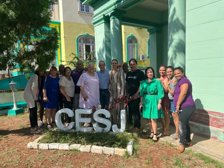 Junto al <a href="/ArmandoRguezB/">Armando</a>, ministro del <a href="/citmacuba/">Ministerio de Ciencia, Tecnología y Medio Ambiente</a>, amanecimos este lunes en nuestro <a href="/CesjCuba/">CesjCuba</a>.

Intercambiamos con investigadores y trabajadores sobre el papel que desempeña la institución para estar más cerca de nuestras juventudes.

Por una ciencia, #SiempreJoven.