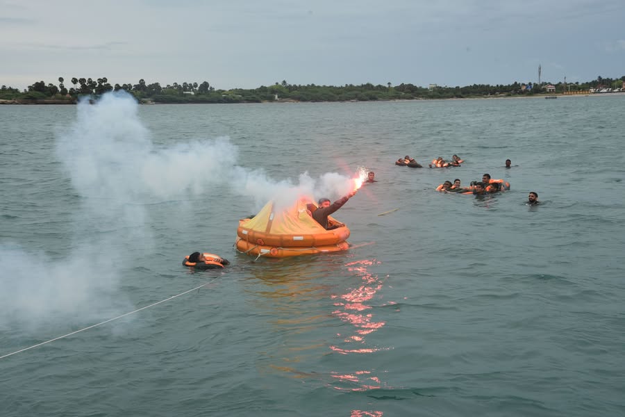 IN_HQENC's tweet photo. #TrainingTuesday
Life Raft Rescue Drill
#IndianNavy #JoinNavy