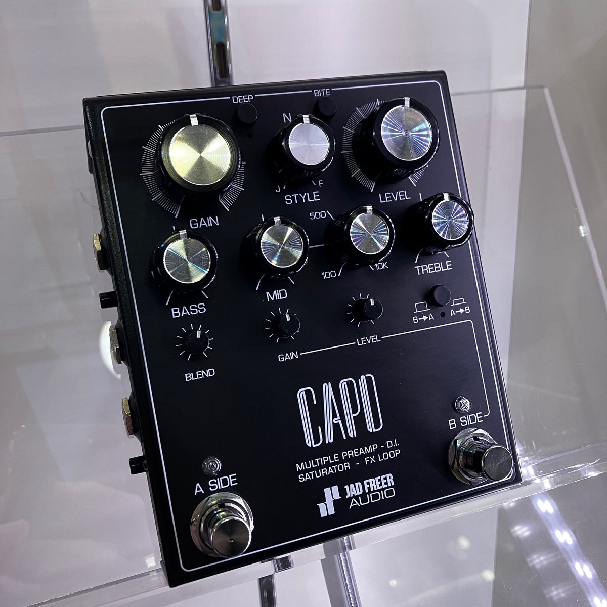 basshouse_tokyo's tweet photo. 【入荷情報】
#JadFreerAudio CAPO [Bass Preamp]

D.I.、サチュレーター、FXループなど様々な機能を兼ね備え、様々なシーンで使えるベース用プリアンプが入荷しました！🔥
極少数の入荷となっておりますので気になった方はお早めに🏃

🔻詳しくはこちらから🔻
https://t.co/icfIyOozn1 https://t.co/JnQlQ4p6xH