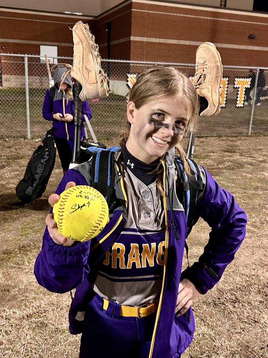 SThorsen83922's tweet photo. First bomb of the season! β‘οΈπͺ #HomeRun #VarsitySoftball #ClassOf2028 #GrangerHS https://t.co/cqE1QuErtQ