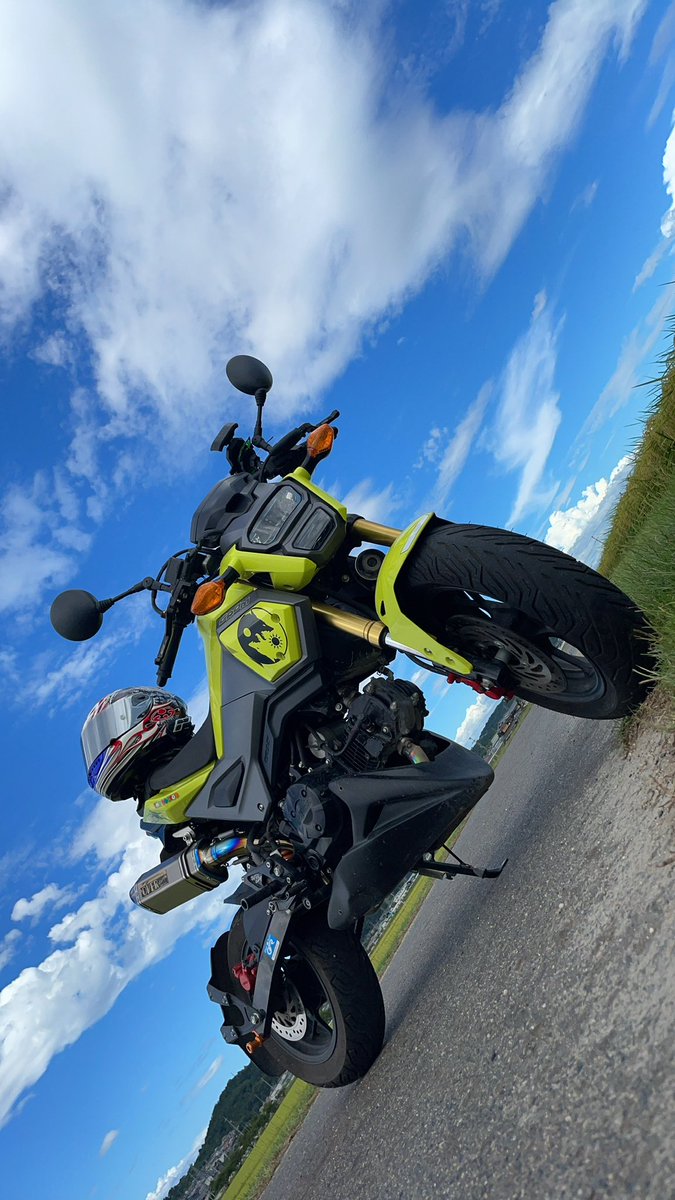 KkBov0's tweet photo. #バイクとヘルメットの画像を無言で貼ってね見た人もやってねお願い https://t.co/3XwzsXREDF