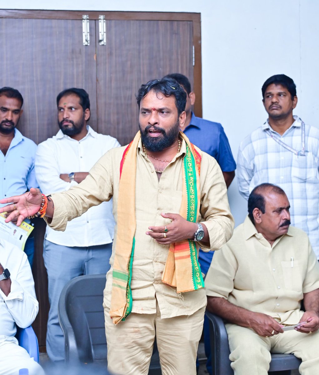 ministersubashv's tweet photo. గ్రాడ్యుట్ MLC ఎన్నికల్లో  డాక్టర్ బి.ఆర్ అంబేద్కర్ కోనసీమ జిల్లా రామచంద్రపురం నియోజవర్గం ద్రాక్షారామంలో ఎమ్మెల్సీ పట్టభద్రుల ఎన్నికల ప్రచారంలో భాగంగా ఓటర్లను కలిసి ఎమ్మెల్సీ అభ్యర్థి పేరా బత్తుల రాజశేఖర్  గారిని ఓటు వేయమని అభ్యర్థించడం జరిగింది. 

#TDPForGraduates #TeamSubhash #Konaseema #Ambedkar