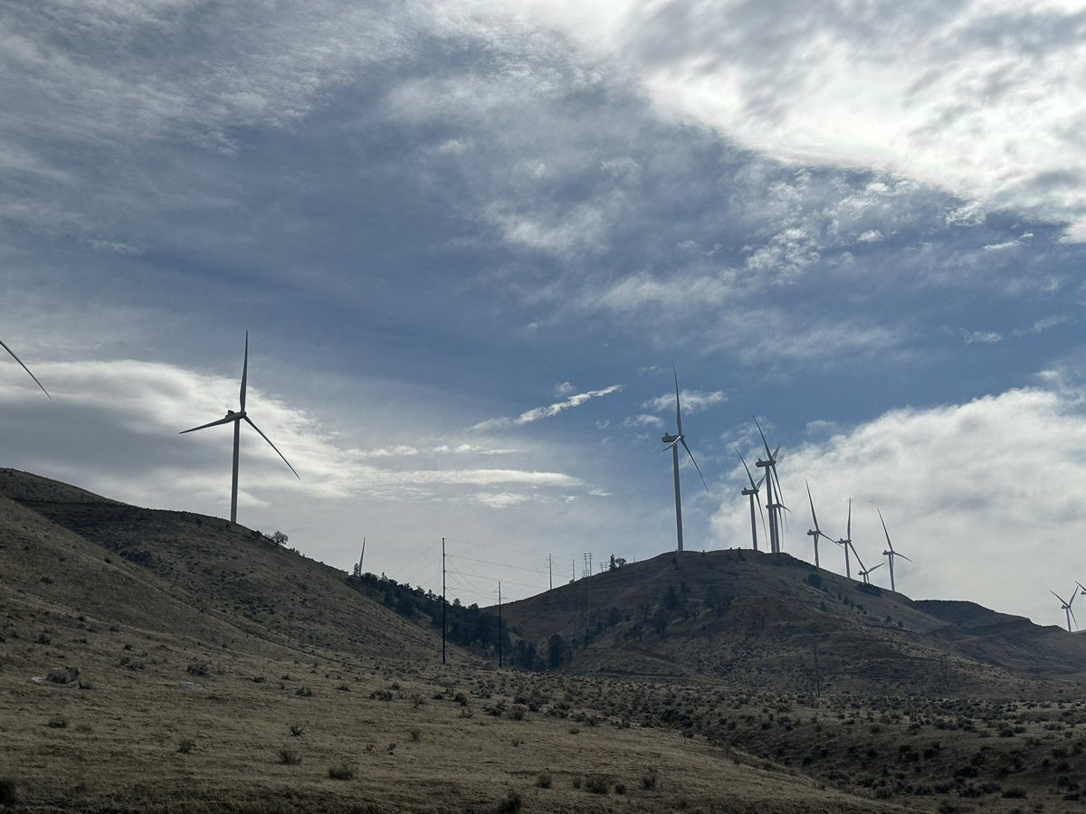 GG_MobyD's tweet photo. Good evening folks, sorting through my photos from todays trip up to the #sequoai national forest.
This particular shot is of the windmills along the eastern mountain range of tehachapi #SoCal https://t.co/K7kdTx98V3