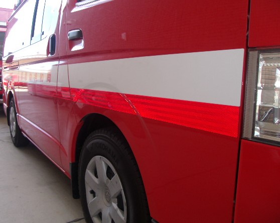 kyotoshobo's tweet image. 【なんで、赤い消防車に赤いラインがあるの？】
#消防車 の赤いラインを知っていますか？「消防車の赤に赤？？目立たないよ？！」と思いますよね。これは、夜間時に消防車・救急車の視認性を高めるための反射シールです。隊員の安全管理や二次災害防止のためにも役立っています。