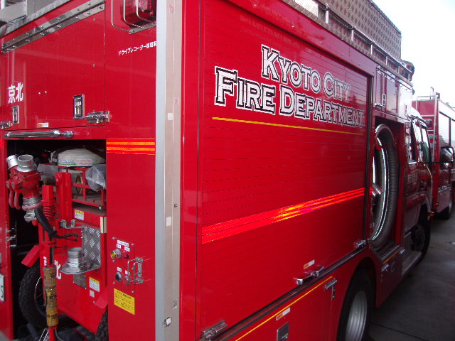 kyotoshobo's tweet image. 【なんで、赤い消防車に赤いラインがあるの？】
#消防車 の赤いラインを知っていますか？「消防車の赤に赤？？目立たないよ？！」と思いますよね。これは、夜間時に消防車・救急車の視認性を高めるための反射シールです。隊員の安全管理や二次災害防止のためにも役立っています。