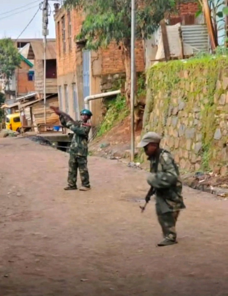 SHUJAAInitiati2's tweet photo. You can already predict the future of the Congo with these gestures which, unfortunately, repeat the same historical errors that we also had to endure, although the effects of children's recruitment in the 1996 rebellion are still fresh in our daily lives.
#ChildNotSoldier 🪖
🇨🇩 https://t.co/rZJjcYBzRr