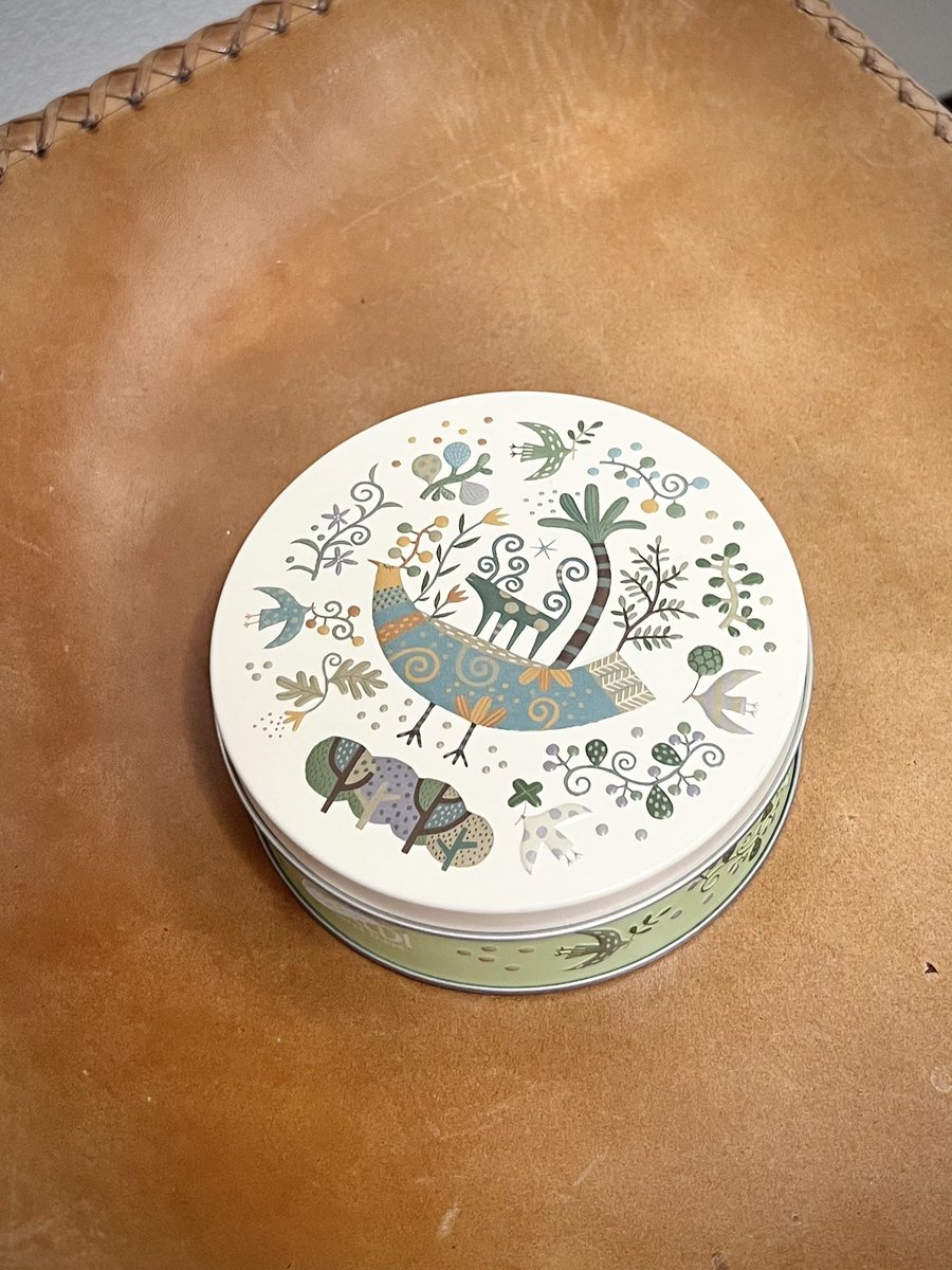 Ctake02's tweet photo. カルディで見かけて缶の絵柄が好みすぎたので衝動的に買いましたかわいい好き！ https://t.co/6HFkaSAes9