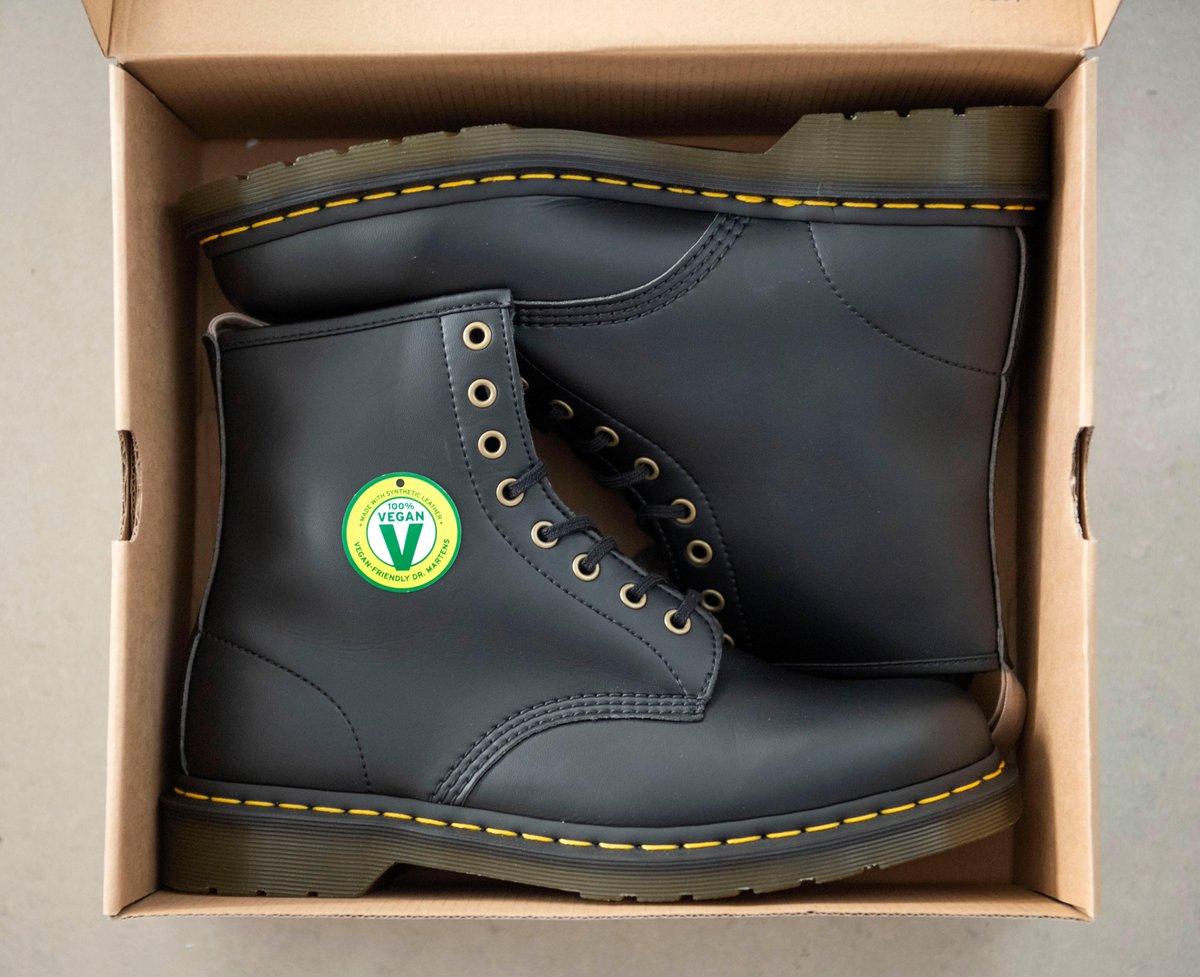 🗳️ Help Choose the 100th Object! 📷 Northampton Museum &amp; Art Gallery needs YOUR vote to complete its "A History of Northamptonshire in 100 Objects" exhibition!  Which object tells a modern Northamptonshire story? 📷📷 See all the nominees and vote here  surveymonkey.com/r/DHB28YD