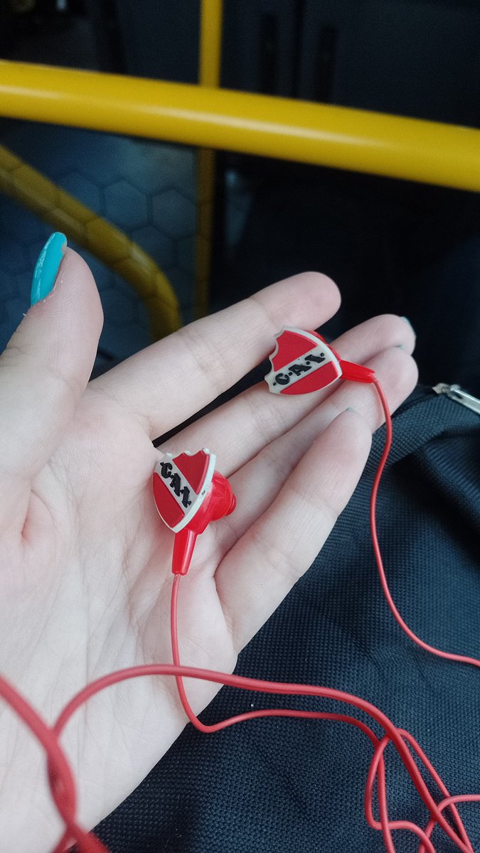 Que pensará la gente cuando me ve bien vestida en el bondi pero después se acerca y tengo uno de estos en cada oreja