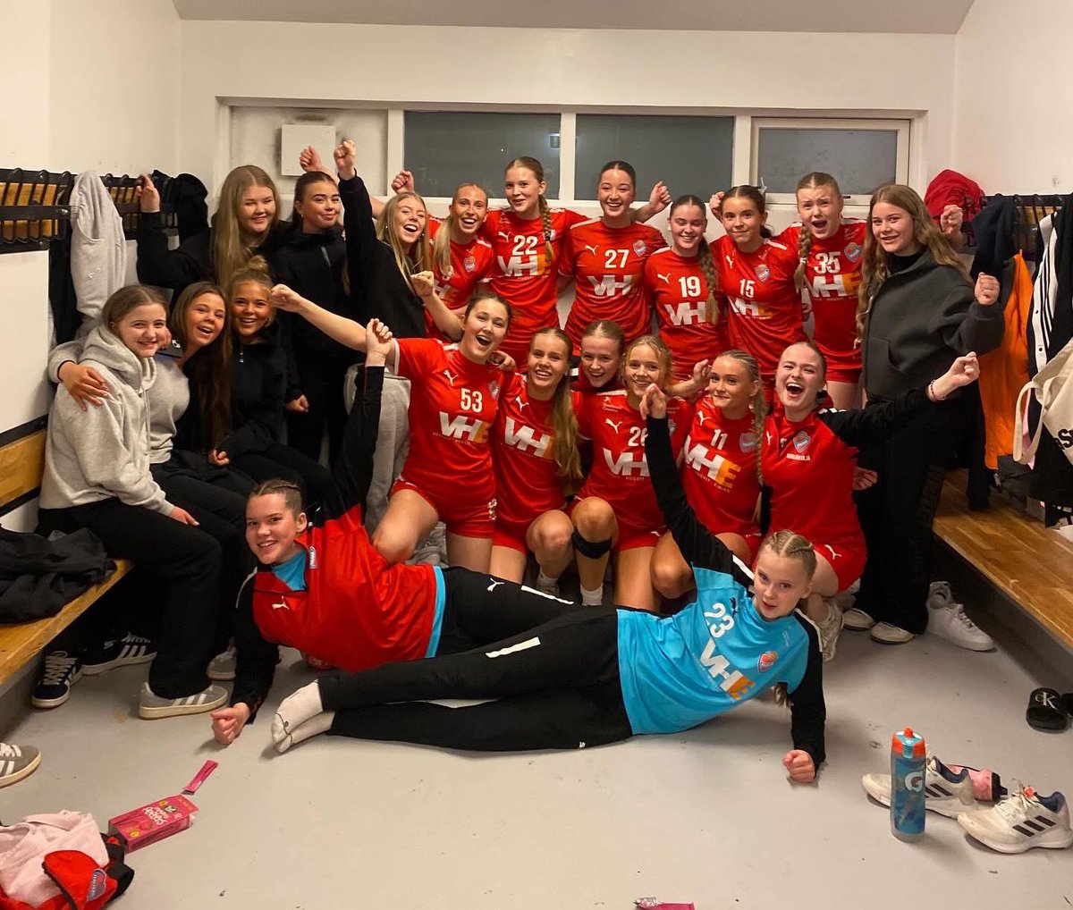 Stelpurnar í 4.flokki keppa í undanúrslitum bikarkeppni yngriflokka annað kvöld kl 20:15. Leikurinn þeirra er beint á eftir leikinn hjá stelpunum í meistaraflokki sem er einmitt kl 18:15 sama kvöld. Við hvetjum Haukafólk til að styðja stelpurnar áfram.