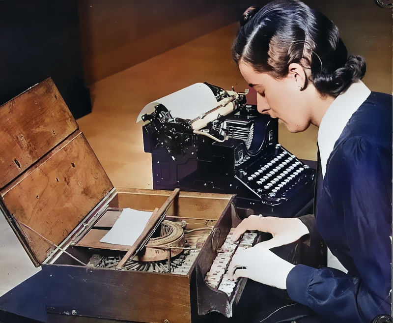 ArchOlivetti's tweet photo. #FotoDelGiorno 📸 Anni '30: il "cembalo scrivano" accanto a una #Olivetti M40, simbolo dell'evoluzione tecnologica italiana nelle macchine per scrivere.
ℹ️ #CamilloOlivetti rivendicò spesso il ruolo del cembalo di Ravizza (1855) nelle tecnologie adottate da Remington e Underwood https://t.co/wXp5xzXj77