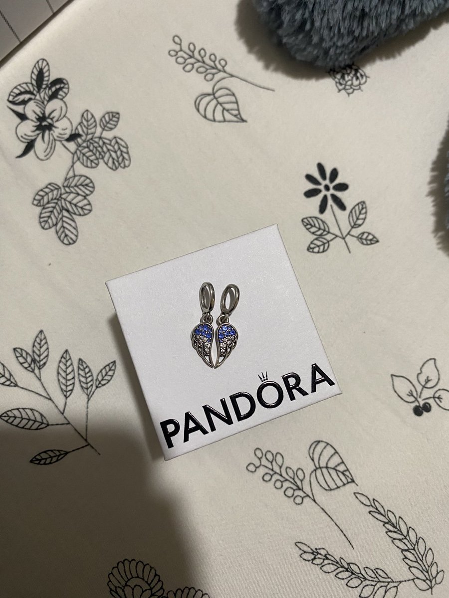 Faricaaaaaa's tweet image. wts charm pandoraa dapet dua kalau minat dm akuu yaa!!!
price 750k #wts #charmpandora #zonajajanᅠᅠ