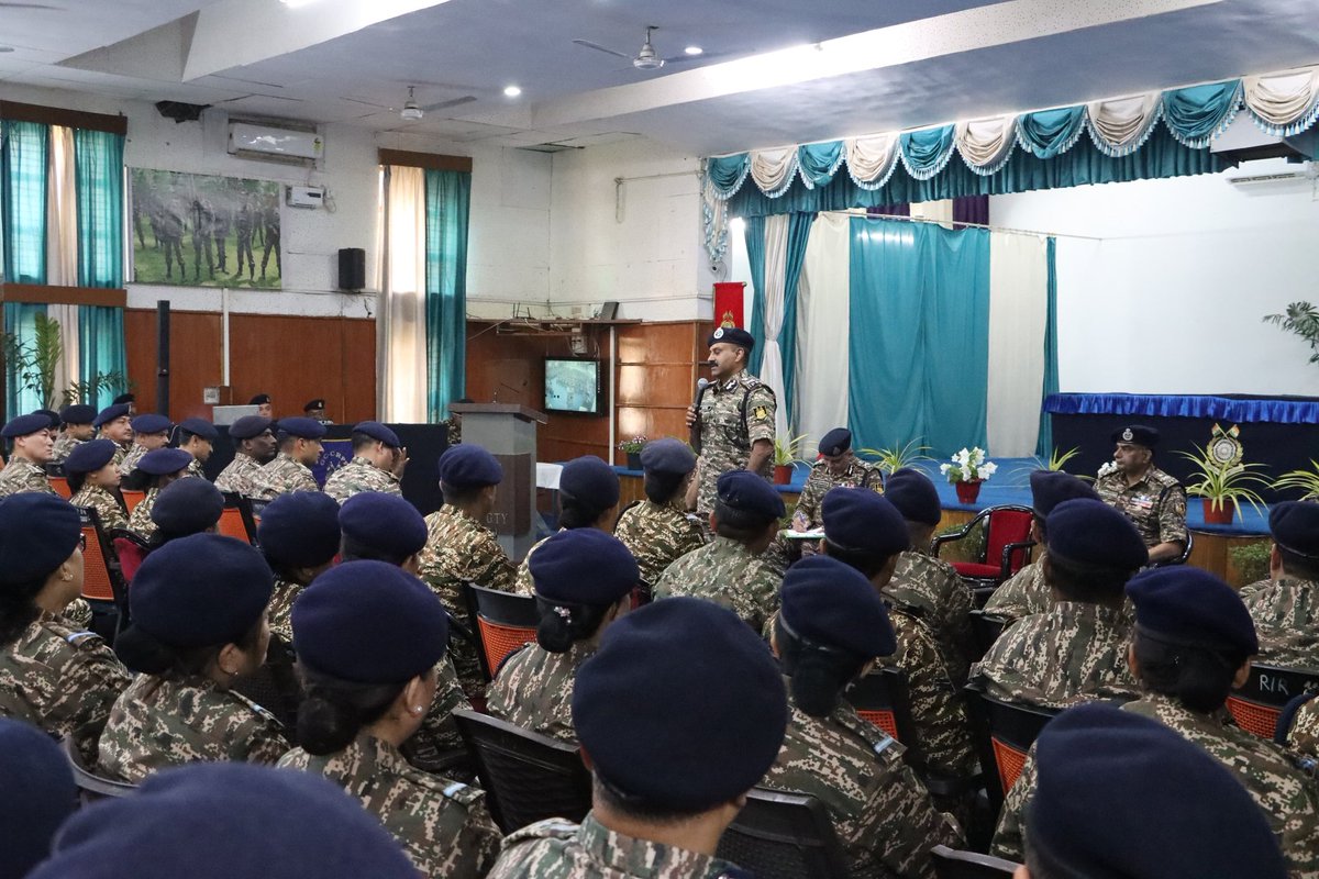 crpfindia's tweet image. Discipline, Well-being &amp;amp; Unity !

DG #CRPF Shri @gpsinghips visited GC Guwahati and presided over a Sainik Sammelan, stressing the importance of a stress-free life, good health, discipline, transparency, and strong camaraderie among all ranks—paving the way for a stronger, more…