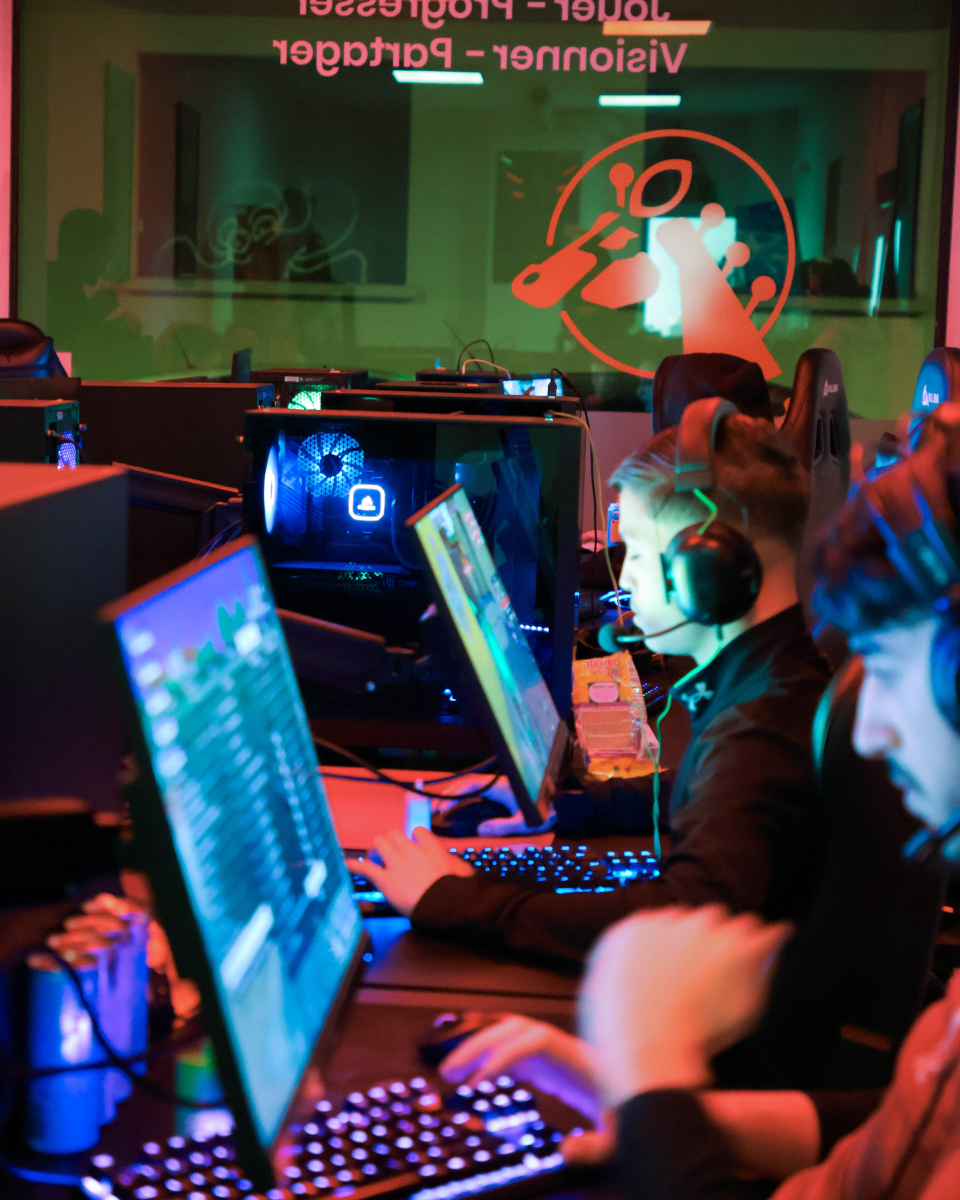 GrenobleEsport's tweet photo. Chez Grenoble eSport, on a tout l’espace qu’il faut pour accueillir des équipes complètes et organiser des sessions sur des jeux comme VALORANT. Que ce soit pour s’entraîner, participer à des customs ou simplement passer un bon moment en équipe, on est prêts ! 🎮🔥 https://t.co/FAD6OVCbE0