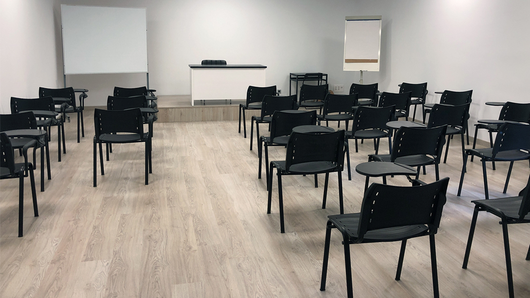 💼 ¿Buscas un espacio para tus cursos? En Éxitus Segovia te ofrecemos diferentes salas de reuniones en función de tus necesidades. 🤩 ¡No te quedes sin tu aula perfecta!
🔗 Consigue tu aula aquí:
🌐 exitussegovia.com/salas-de-reuni…
📨 info@exitussegovia.com
📞 921 413079