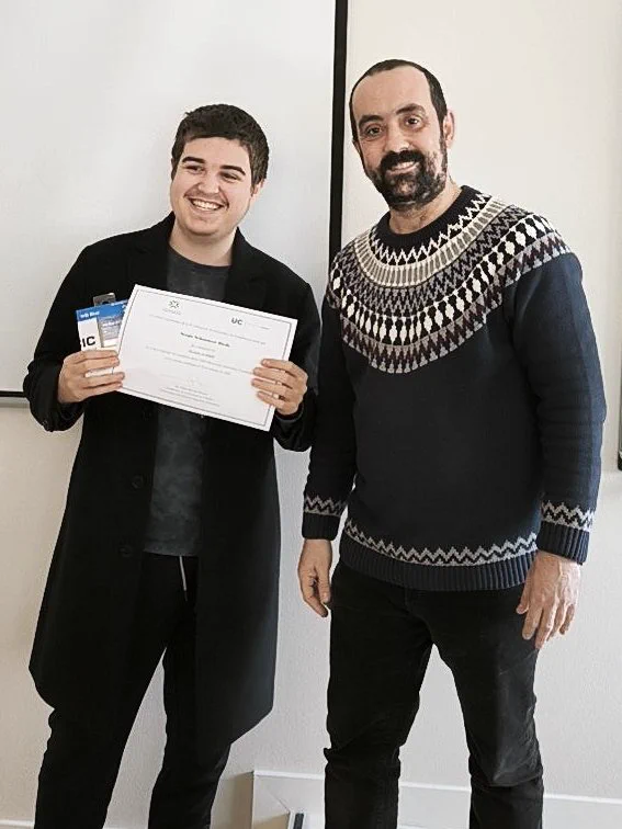 Sergio Schmauser recogiendo el diploma que le acredita como ganador de la Medalla de Oro en la Olimpiada de Informática de Cantabria. 