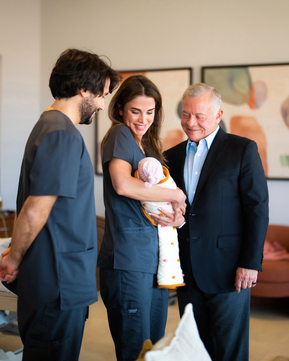 rwthofficial's tweet photo. 🇯🇴
#Jordan’s King Abdullah II and Queen Rania, Crown Prince Hussein and Princess Rajwa visited and congratulated Princess Iman, who gave birth to a daughter named Amina on 16 Feb. 2025 at Prince Hashem bin Abdullah II Hospital #Aqaba.
📸 Queen Rania, alhusseinjo #PrincessIman #Hashemite #الأردن