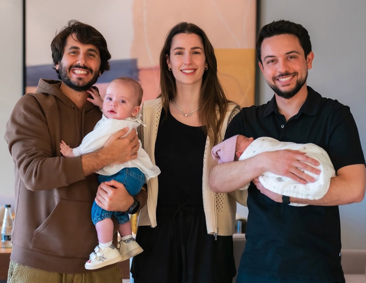 rwthofficial's tweet photo. 🇯🇴
#Jordan’s King Abdullah II and Queen Rania, Crown Prince Hussein and Princess Rajwa visited and congratulated Princess Iman, who gave birth to a daughter named Amina on 16 Feb. 2025 at Prince Hashem bin Abdullah II Hospital #Aqaba.
📸 Queen Rania, alhusseinjo #PrincessIman #Hashemite #الأردن