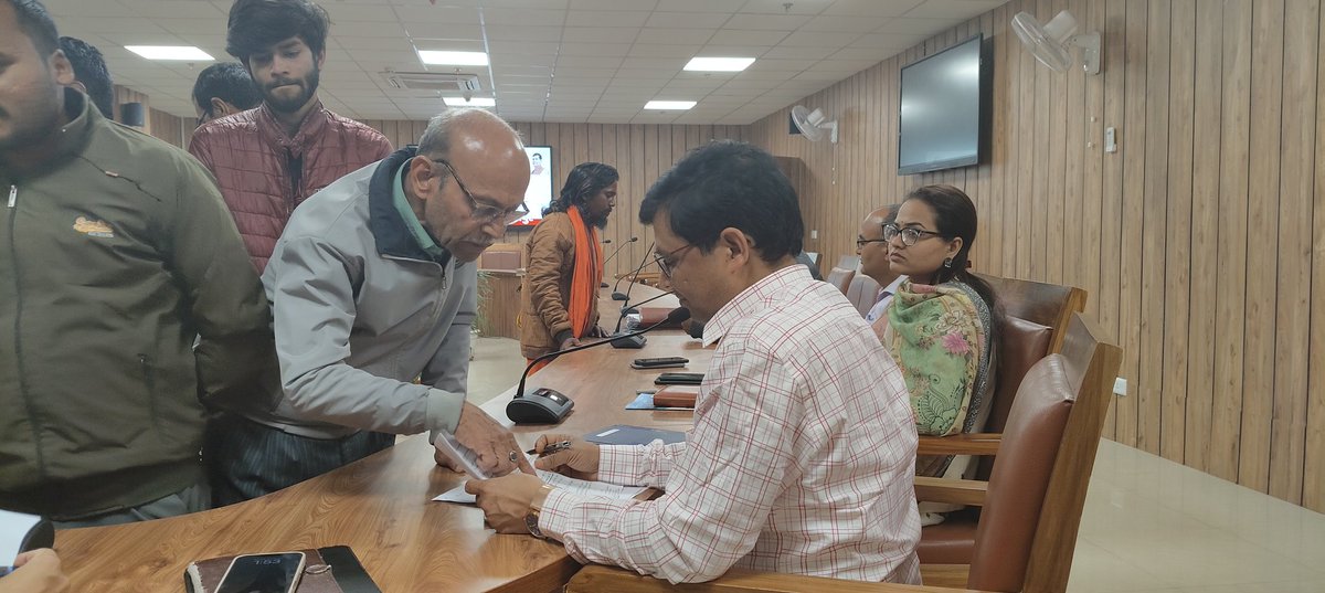 Nagar Nigam Gorakhpur (@nagarnigamgkp) on Twitter photo ЁЯУ╕ "рд╕рдВрднрд╡" рдЬрди рд╕реБрдирд╡рд╛рдИ рдХреЗ рдХреБрдЫ рджреГрд╢реНрдп
рдирдЧрд░ рдирд┐рдЧрдо рдЧреЛрд░рдЦрдкреБрд░ рдореЗрдВ рдЖрдЬ рдЖрдпреЛрдЬрд┐рдд "рд╕рдВрднрд╡" рдЬрди рд╕реБрдирд╡рд╛рдИ рдореЗрдВ рдирд╛рдЧрд░рд┐рдХреЛрдВ рдХреА рд╕рдорд╕реНрдпрд╛рдУрдВ рдХрд╛ рд╕рдорд╛рдзрд╛рди рдХрд┐рдпрд╛ рдЧрдпрд╛ред рдЕрдзрд┐рдХрд╛рд░реАрдЧрдг рдиреЗ рд╢рд┐рдХрд╛рдпрддреЗрдВ рд╕реБрдиреАрдВ рдФрд░ рддреНрд╡рд░рд┐рдд рдХрд╛рд░реНрд░рд╡рд╛рдИ рдХреЗ рдирд┐рд░реНрджреЗрд╢ рджрд┐рдПред
ЁЯУН рдЖрдкрдХреА рд╕рдорд╕реНрдпрд╛, рд╣рдорд╛рд░рд╛ рд╕рдорд╛рдзрд╛рди!
#Sambhav #JanSunwai #GovernanceInAction
<a href="/UPGovt/">Government of UP</a> <a href="/MyGov_UP/">MyGov UP</a> ЁЯУ╕ "рд╕рдВрднрд╡" рдЬрди рд╕реБрдирд╡рд╛рдИ рдХреЗ рдХреБрдЫ рджреГрд╢реНрдп
рдирдЧрд░ рдирд┐рдЧрдо рдЧреЛрд░рдЦрдкреБрд░ рдореЗрдВ рдЖрдЬ рдЖрдпреЛрдЬрд┐рдд "рд╕рдВрднрд╡" рдЬрди рд╕реБрдирд╡рд╛рдИ рдореЗрдВ рдирд╛рдЧрд░рд┐рдХреЛрдВ рдХреА рд╕рдорд╕реНрдпрд╛рдУрдВ рдХрд╛ рд╕рдорд╛рдзрд╛рди рдХрд┐рдпрд╛ рдЧрдпрд╛ред рдЕрдзрд┐рдХрд╛рд░реАрдЧрдг рдиреЗ рд╢рд┐рдХрд╛рдпрддреЗрдВ рд╕реБрдиреАрдВ рдФрд░ рддреНрд╡рд░рд┐рдд рдХрд╛рд░реНрд░рд╡рд╛рдИ рдХреЗ рдирд┐рд░реНрджреЗрд╢ рджрд┐рдПред
ЁЯУН рдЖрдкрдХреА рд╕рдорд╕реНрдпрд╛, рд╣рдорд╛рд░рд╛ рд╕рдорд╛рдзрд╛рди!
#Sambhav #JanSunwai #GovernanceInAction
<a href="/UPGovt/">Government of UP</a> <a href="/MyGov_UP/">MyGov UP</a>