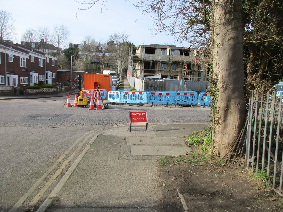 Some quite tricky temporary lights at Winfield Avenue in #Patcham #Brighton. 2-way control but no pedestrian phase. <a href="/BrightonHoveTCC/">Brighton & Hove Travel</a> <a href="/BrightonHoveCC/">Brighton & Hove City Council</a>