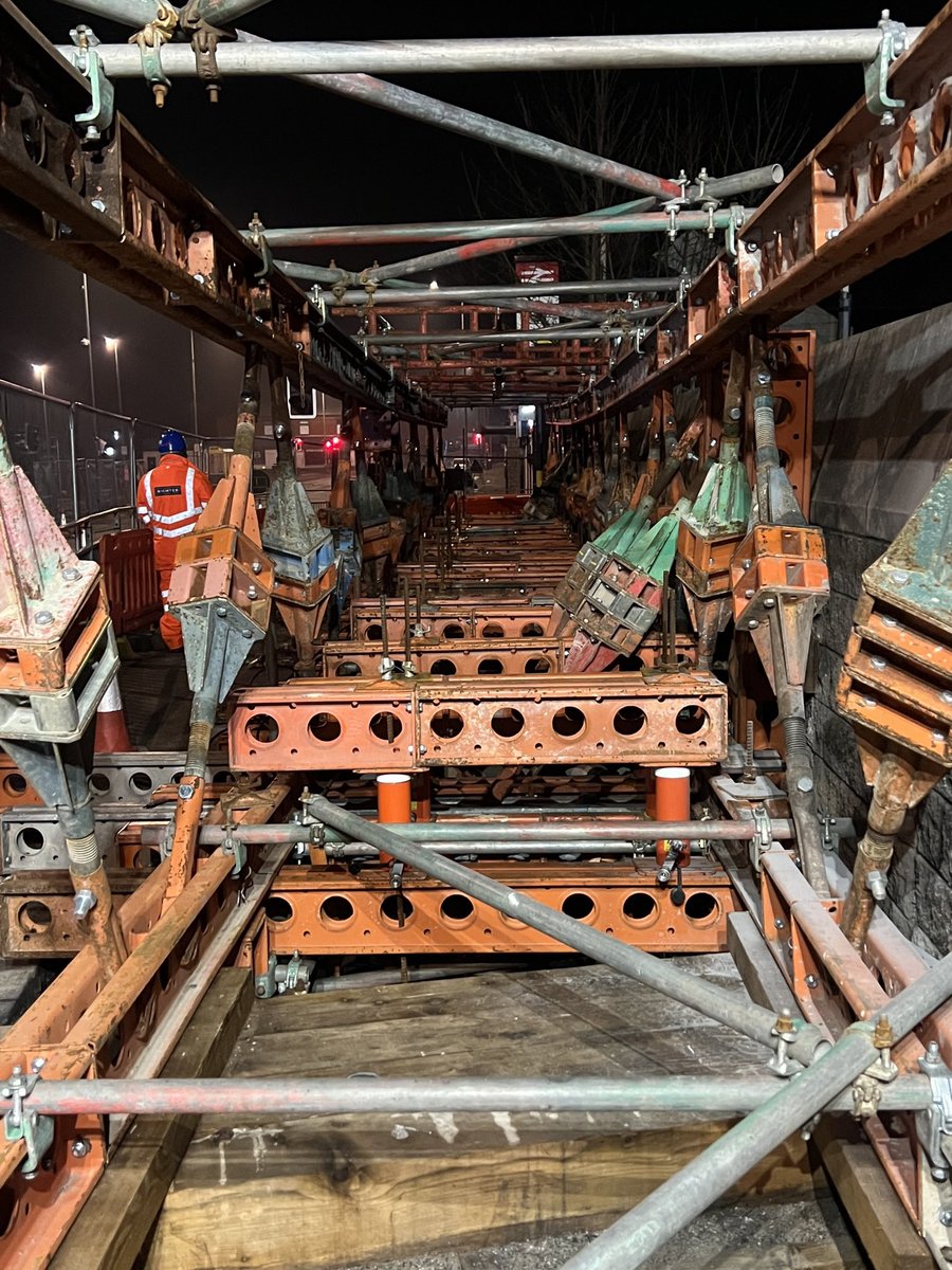 HydraCapsule's tweet photo. Hydraulic jacking and temporary propping #TemporaryPropping #hydraulicjacking #bridges #propping https://t.co/YM814npLWd
