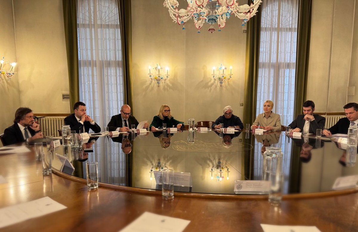 LuigiBrugnaro's tweet image. 📌Questa mattina #Giunta a Ca’ Farsetti! 

📄Insieme ad Assessori, Consiglieri delegati e Dirigenti del @comunevenezia per approvare delibere in tema di bilancio, avvocatura, cultura, ambiente, coesione sociale, società partecipate, commercio, lavori pubblici e Protezione Civile.