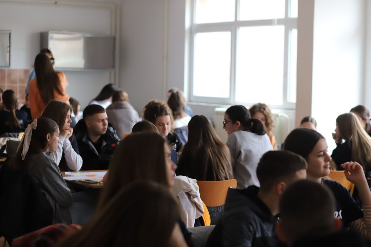 UNICEFKosovo's tweet photo. Skills for smarter media use!🧠In the era of misinformation, the Ponder supported by 🇦🇹@ADCinKosovo is empowering adolescents in Leposavic to think critically, spot fake news &amp; navigate media responsibly. These skills enhance their digital literacy &amp;  protect their mental health. https://t.co/4stAqNPBQ8