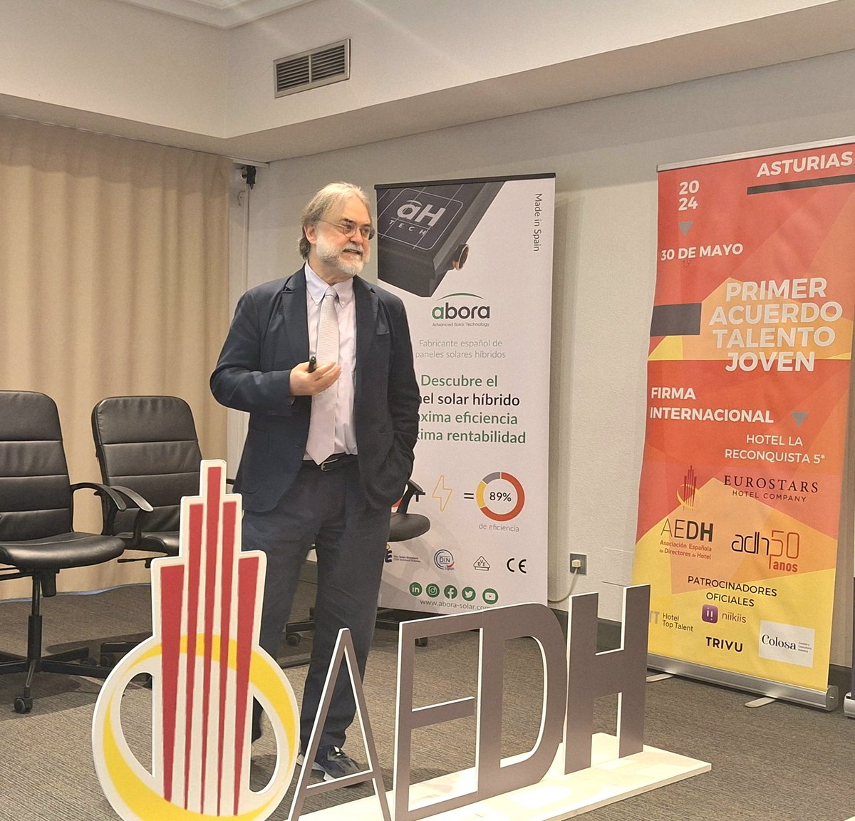 Directores de Hotel #TurismoSomosTodos #50AEDH (@comunidad_aedh) on Twitter photo 🙋♀️ En este momento <a href="/fgallardo/">Fernando Gallardo</a> y #JaimeMonzón nos habla de <a href="/AlianzaHoteles/">AlianzaHotelera</a>. Nuevamente, nos encontramos con el concepto de unión. "La colaboración impulsa el crecimiento y beneficia a todos". Concepto que tenemos claro en la #AEDH. #ExperienciasAEDH #Hoteles #EventoHostelería 🙋♀️ En este momento <a href="/fgallardo/">Fernando Gallardo</a> y #JaimeMonzón nos habla de <a href="/AlianzaHoteles/">AlianzaHotelera</a>. Nuevamente, nos encontramos con el concepto de unión. "La colaboración impulsa el crecimiento y beneficia a todos". Concepto que tenemos claro en la #AEDH. #ExperienciasAEDH #Hoteles #EventoHostelería