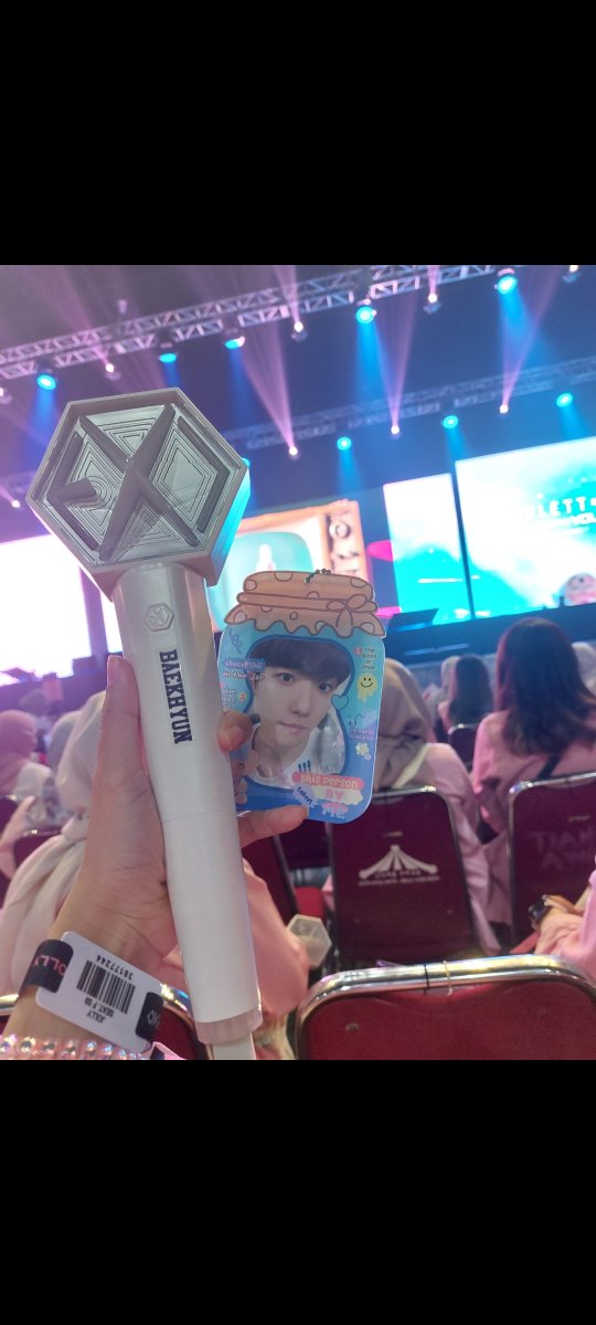 dearmyosh's tweet photo. @Rebecca_VaniaN halo kak makasih udh ngadain GA. alasannya karna aku sayang bgt sama Baekhyun. BH is my serotonin pill, my sunshine. BH itu bias pertama aku di exo. terakhir ktmu bbh pas lonsd. skrg ga bisa beli tiket overpass karna kebetulan uangnya blm ada. pengen bgt bisa liat bbh lgi 🥹 https://t.co/I6LPdJ5th2